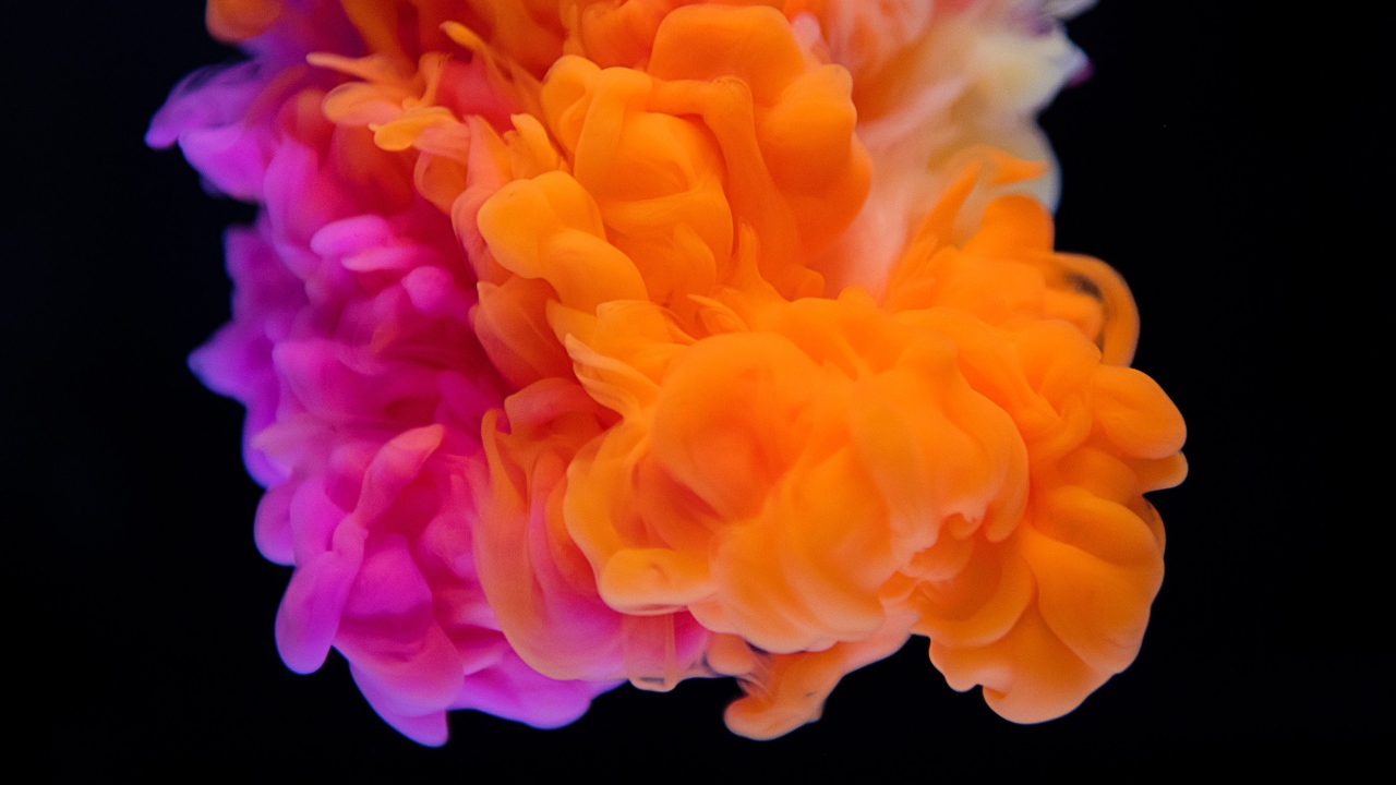 Оранжево -розовый дым на черном фоне 