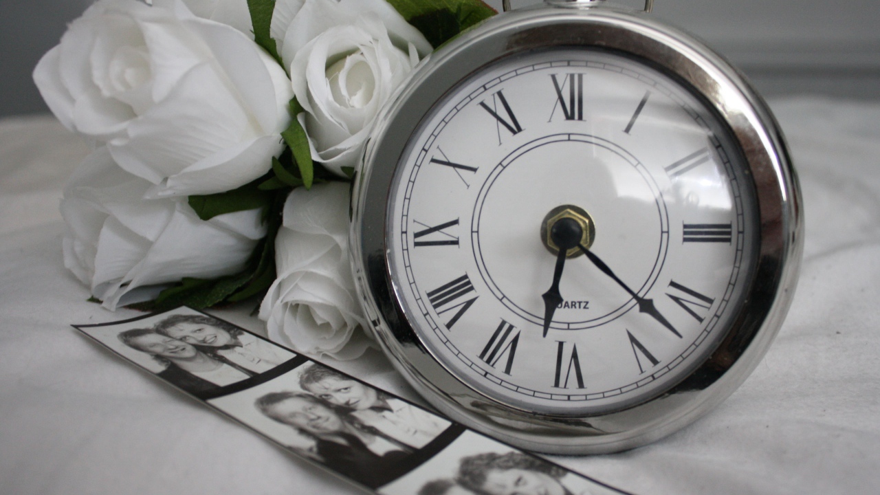 Карманные часы с розами и старыми фотографиями 