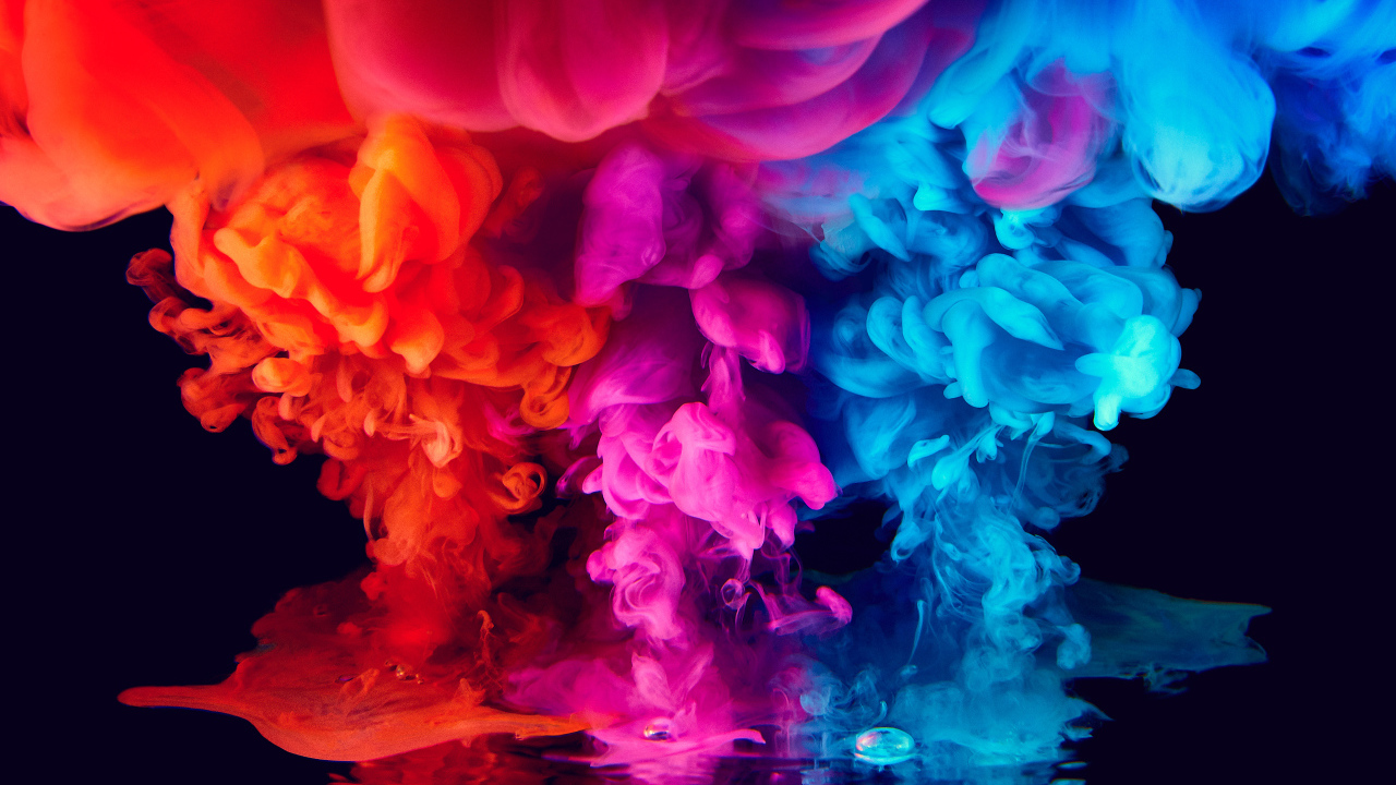 Красный, голубой и сиреневый дым на черном фоне