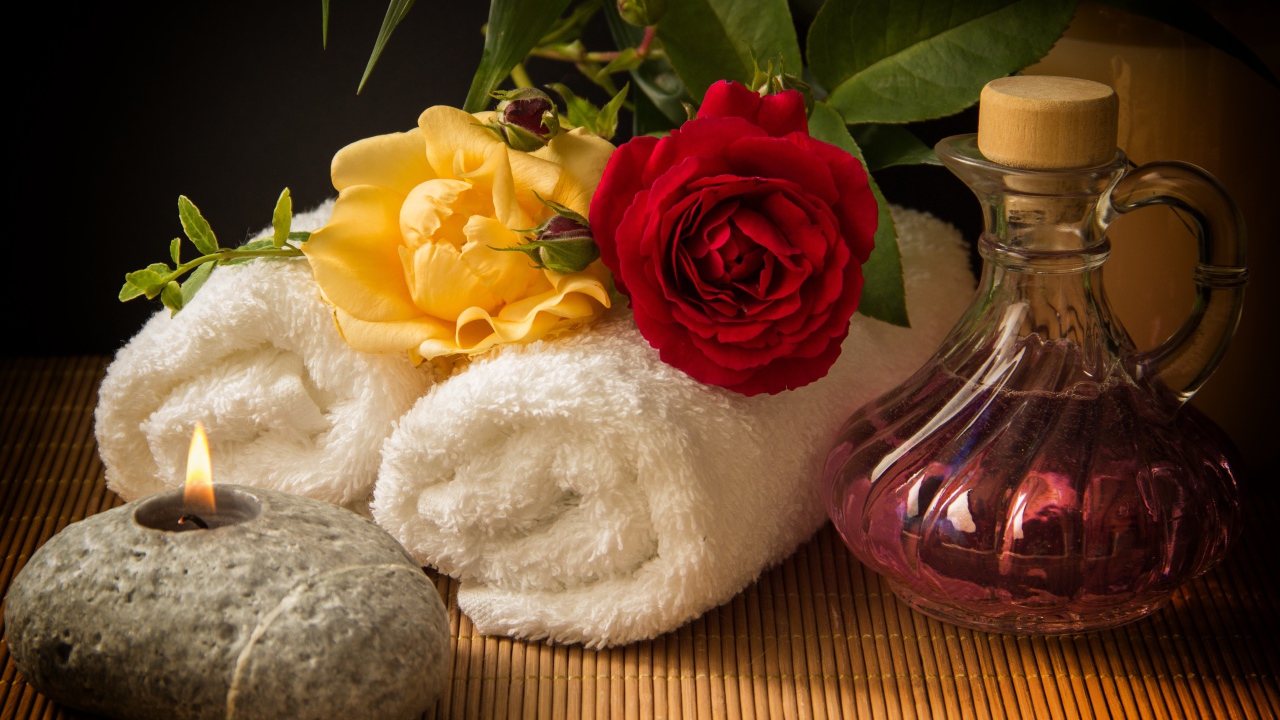 Розы, банные полотенца, свеча и ароматное масло 