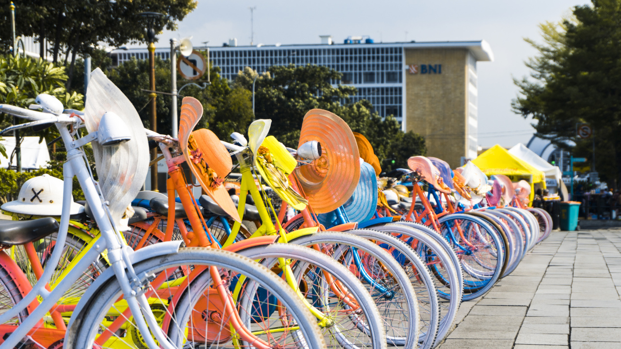 Женские велосипеды со шляпками стоят в ряд 