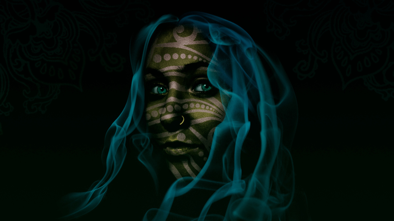 Фантастическая зеленоглазая девушка с волосами из голубого дыма