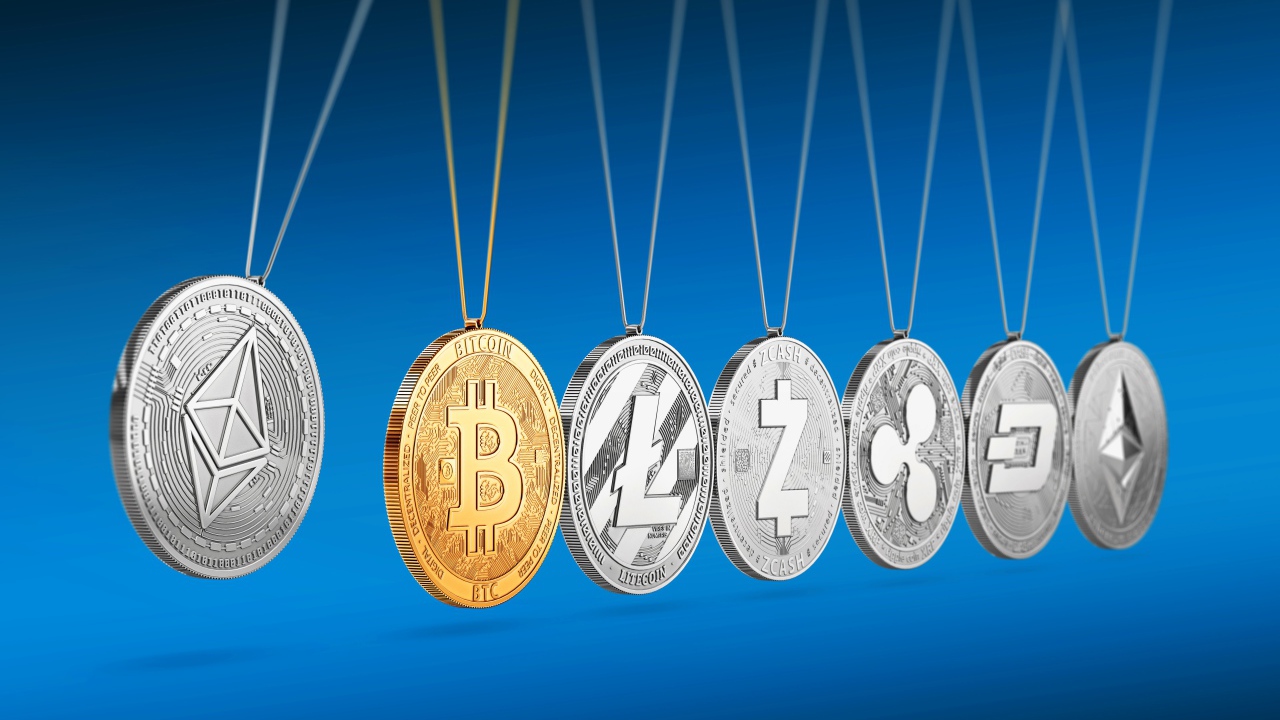 Разные монеты электронных валют на голубом фоне