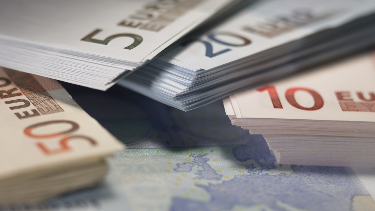 Пачки купюр евро крупным планом 