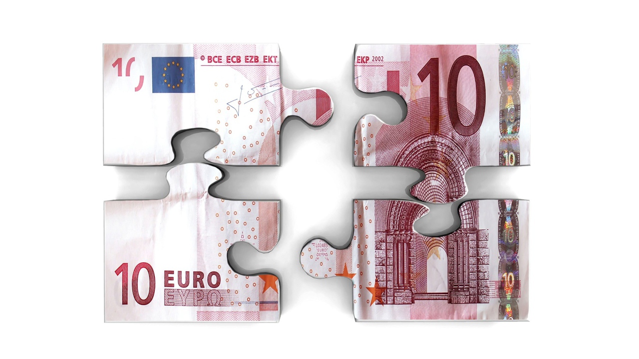 Пазл из купюры евро на белом фоне