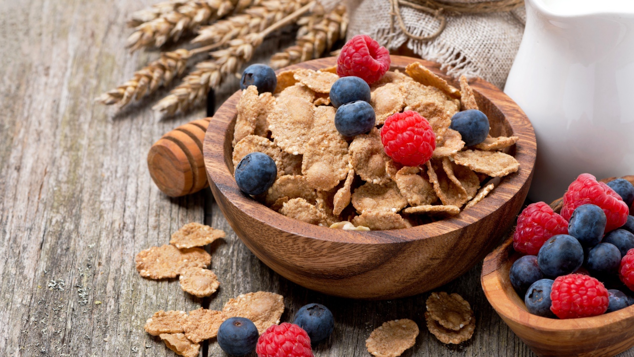 Хлопья с ягодами черники и малины на столе 