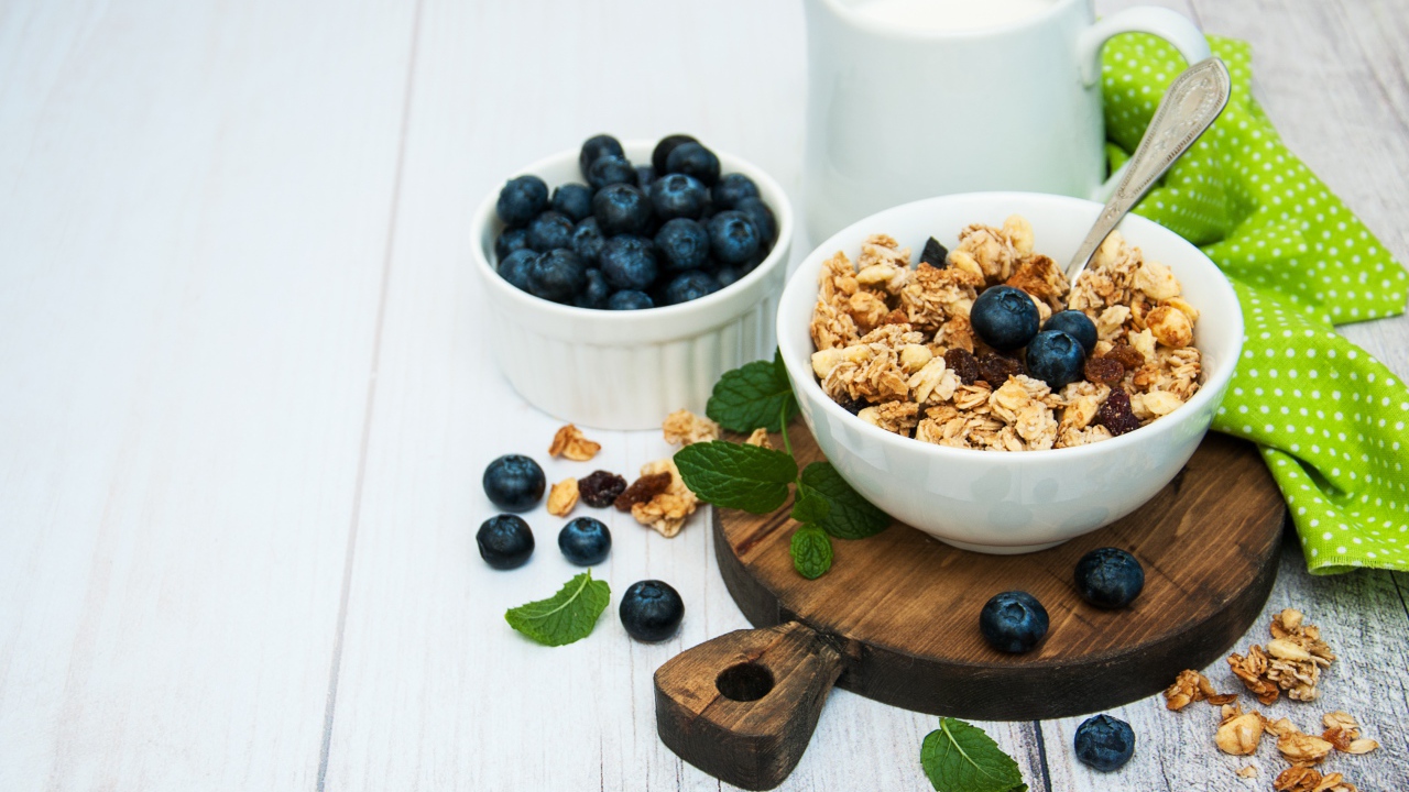 Хлопья с ягодами черники на столе с молоком