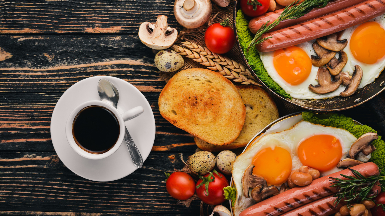 Сырный вкусный завтрак на столе с кофе