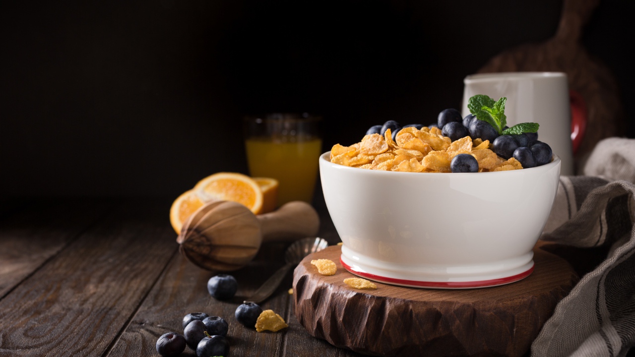 Кукурузные хлопья в тарелке с ягодами черники