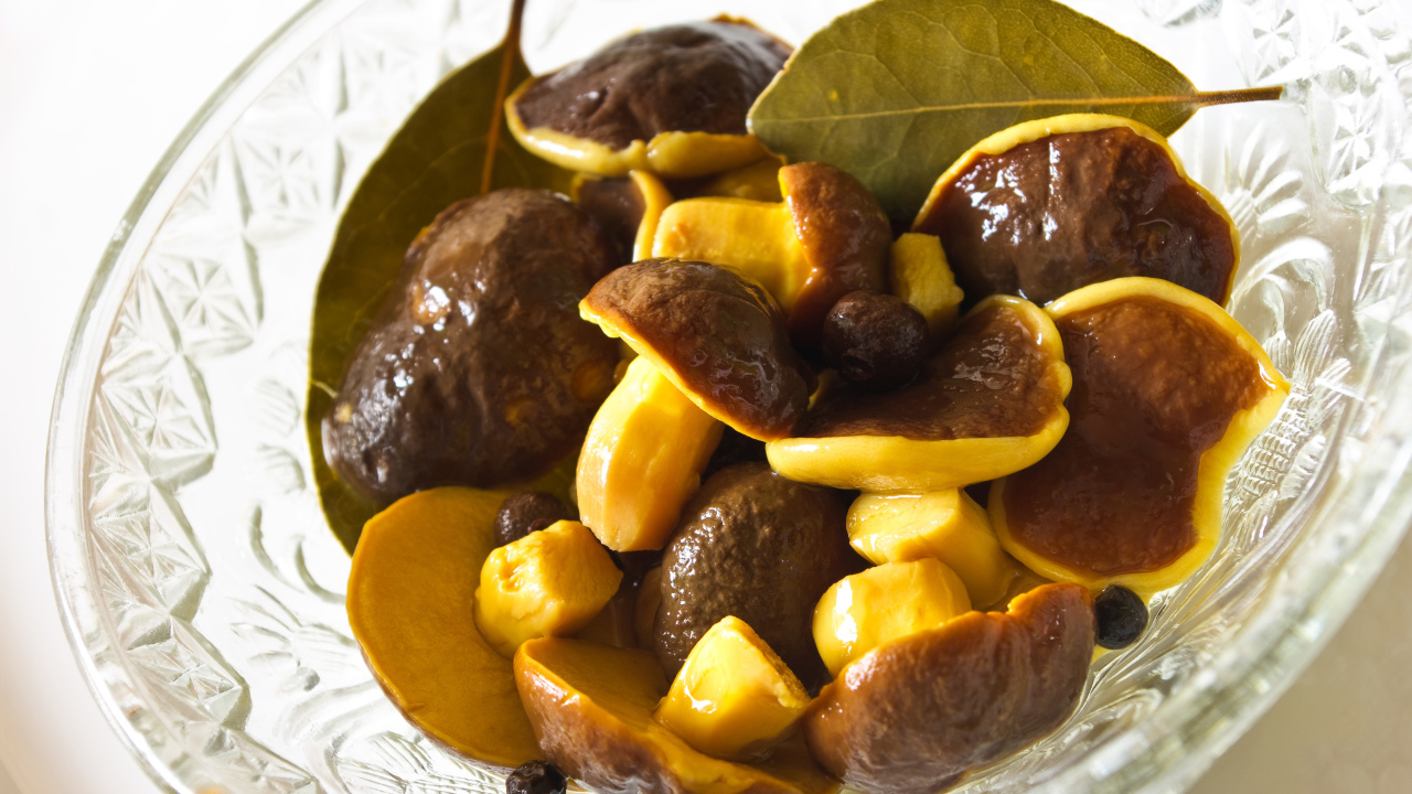 Вкусные маринованные грибы в стеклянной салатнице