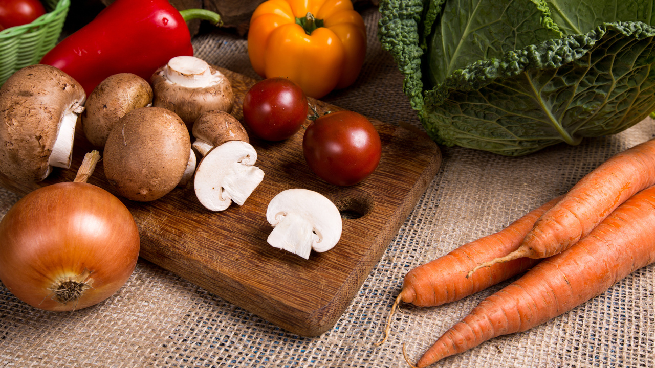 Свежие овощи на столе на разделочной доске