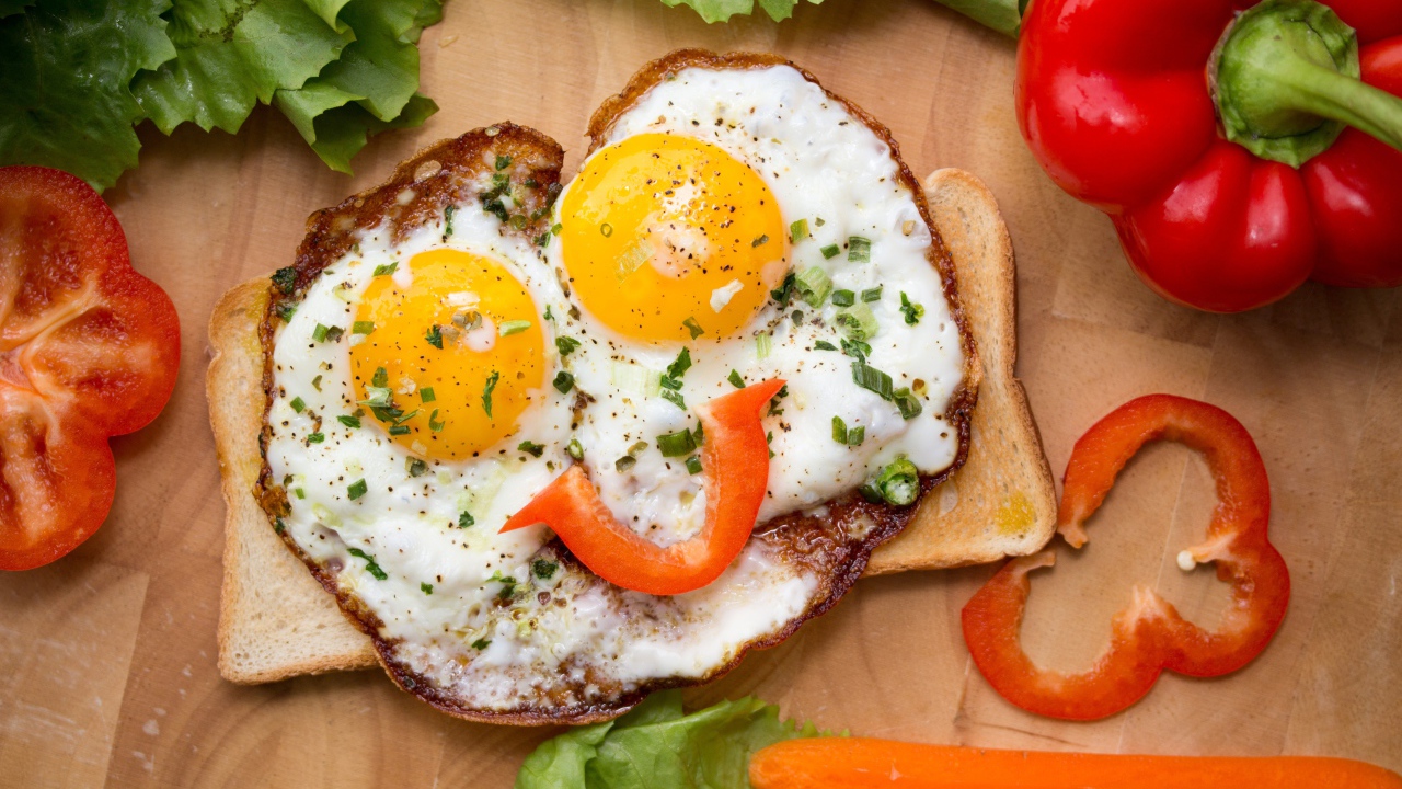 Яичница глазунья на тостах с болгарским перцем