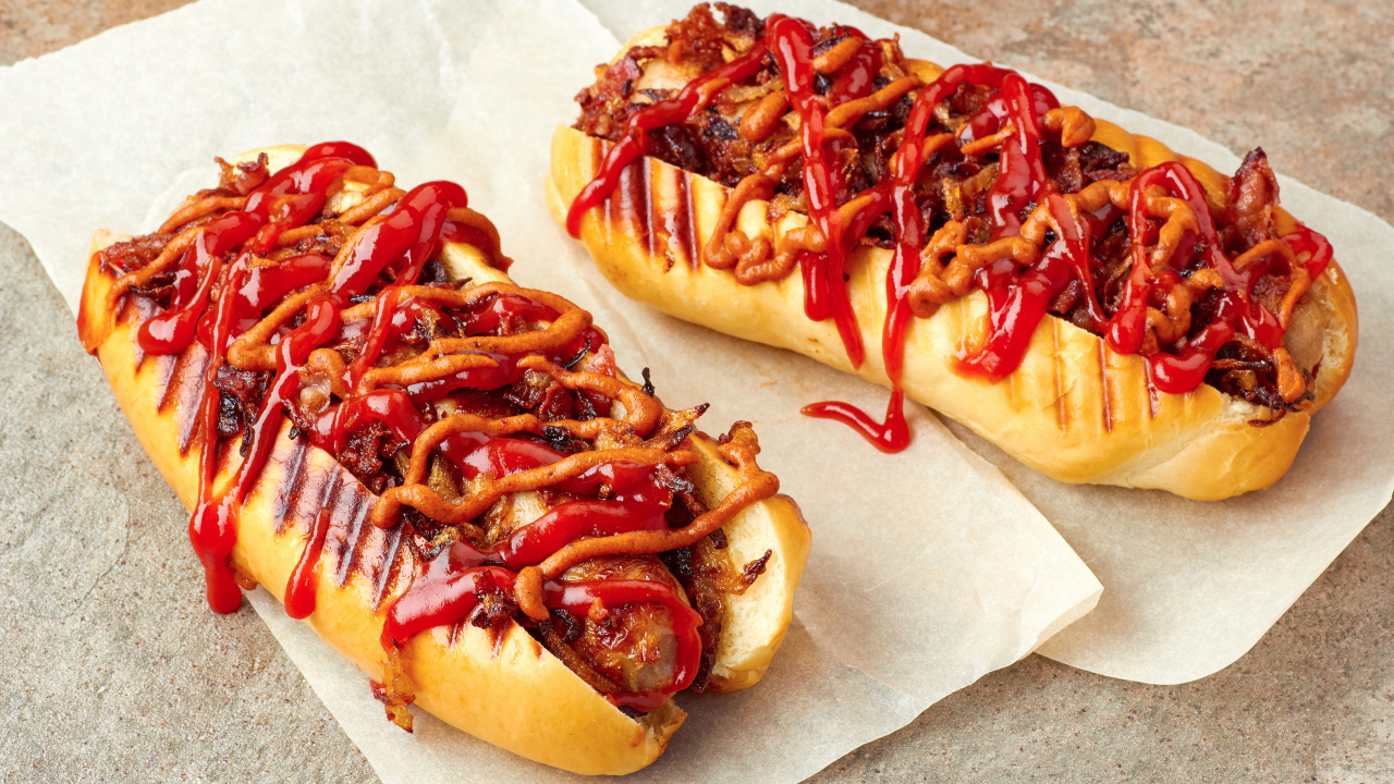 Хотдоги на гриле с сосисками и соусом