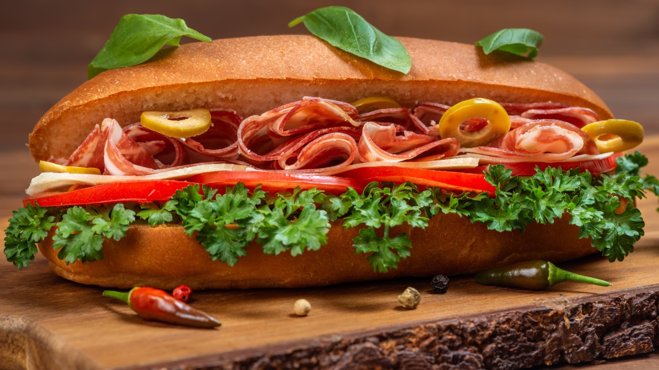 Хот дог с ветчиной, помидорами и листьями петрушки