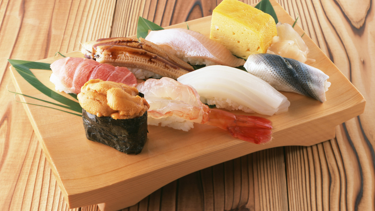 Японское блюдо на деревянной доске