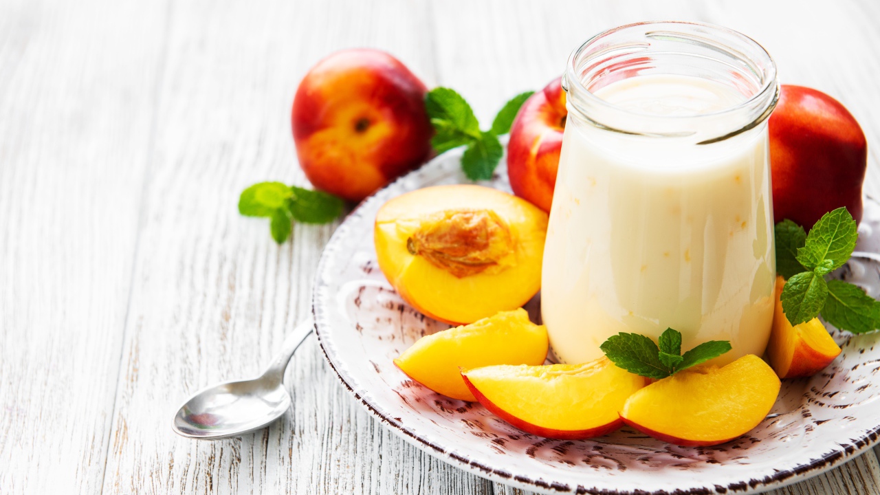 Кефир в банке на столе с нектарином