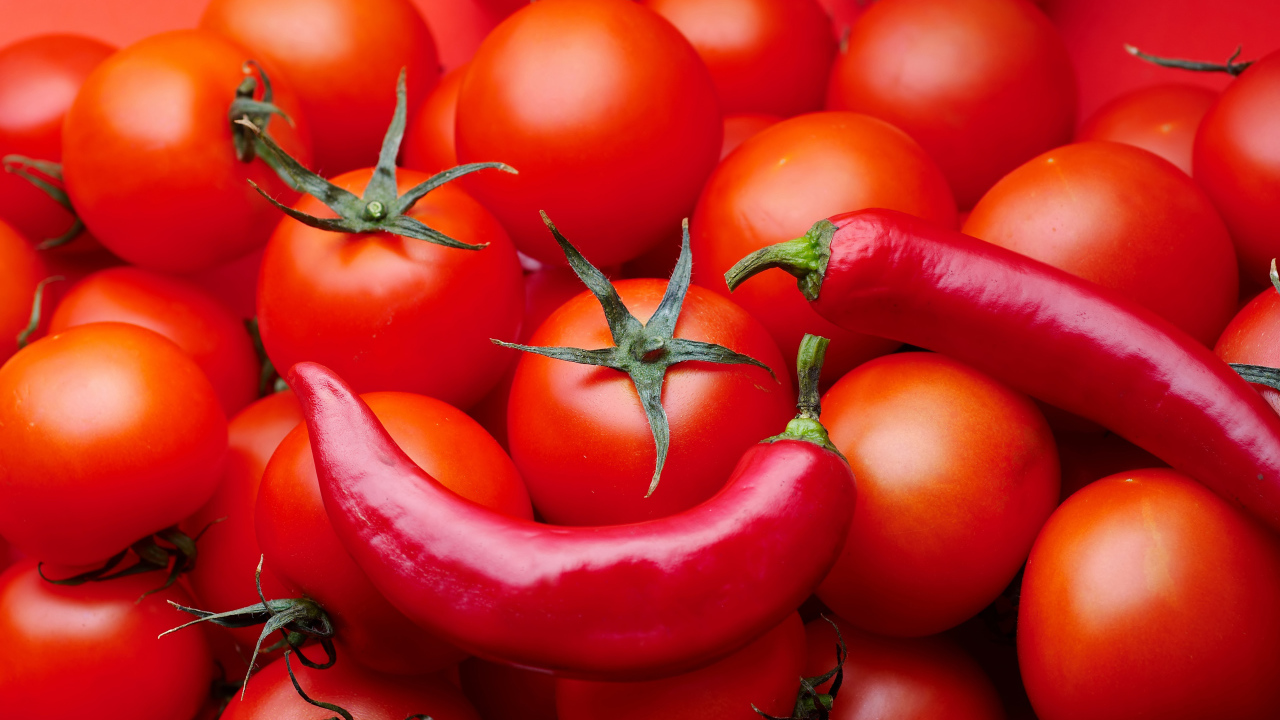 Много красных помидоров с красным перцем крупным планом