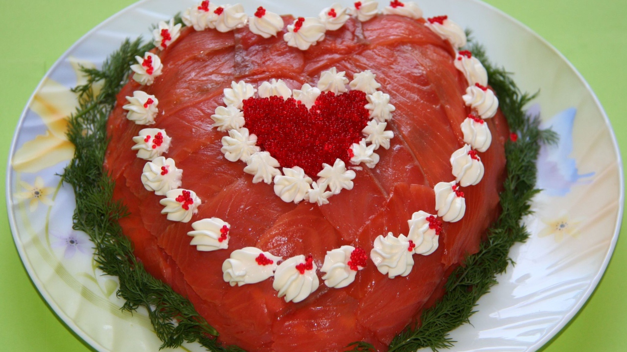 Салат с красной рыбой в форме сердца 
