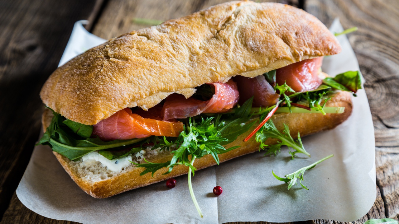 Сендвич с зеленью и красной рыбой 