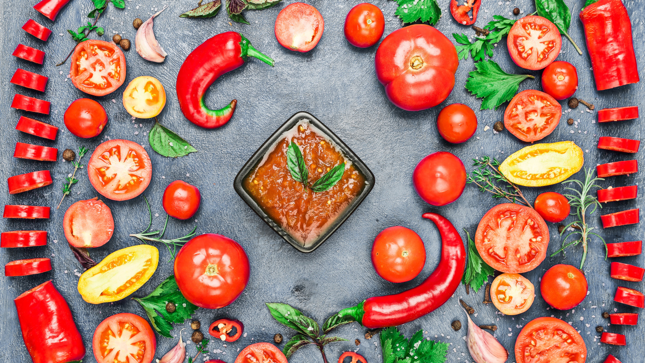 Соус на  сером фоне с овощами, специями и зеленью