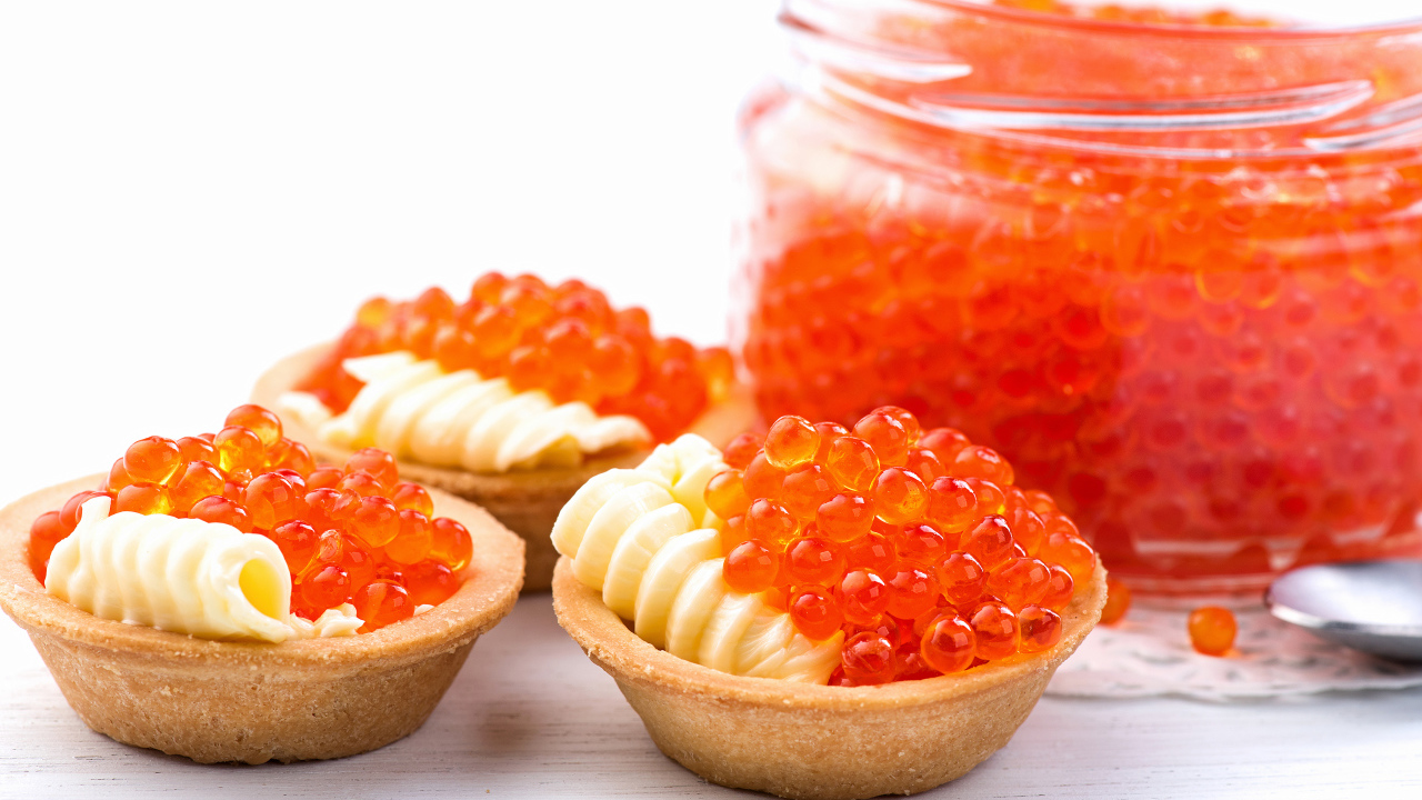 Тарталетки с сыром и красной икрой на столе