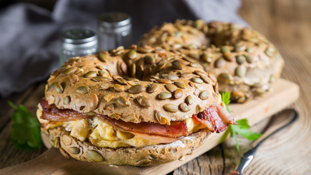 Два гамбургера с мясом и булочкой