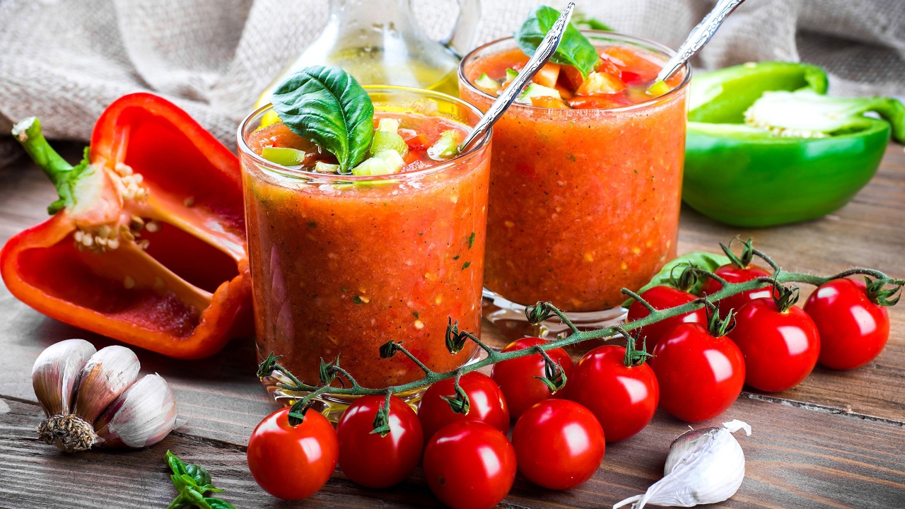 Овощные смузи в стаканах на столе с овощами 