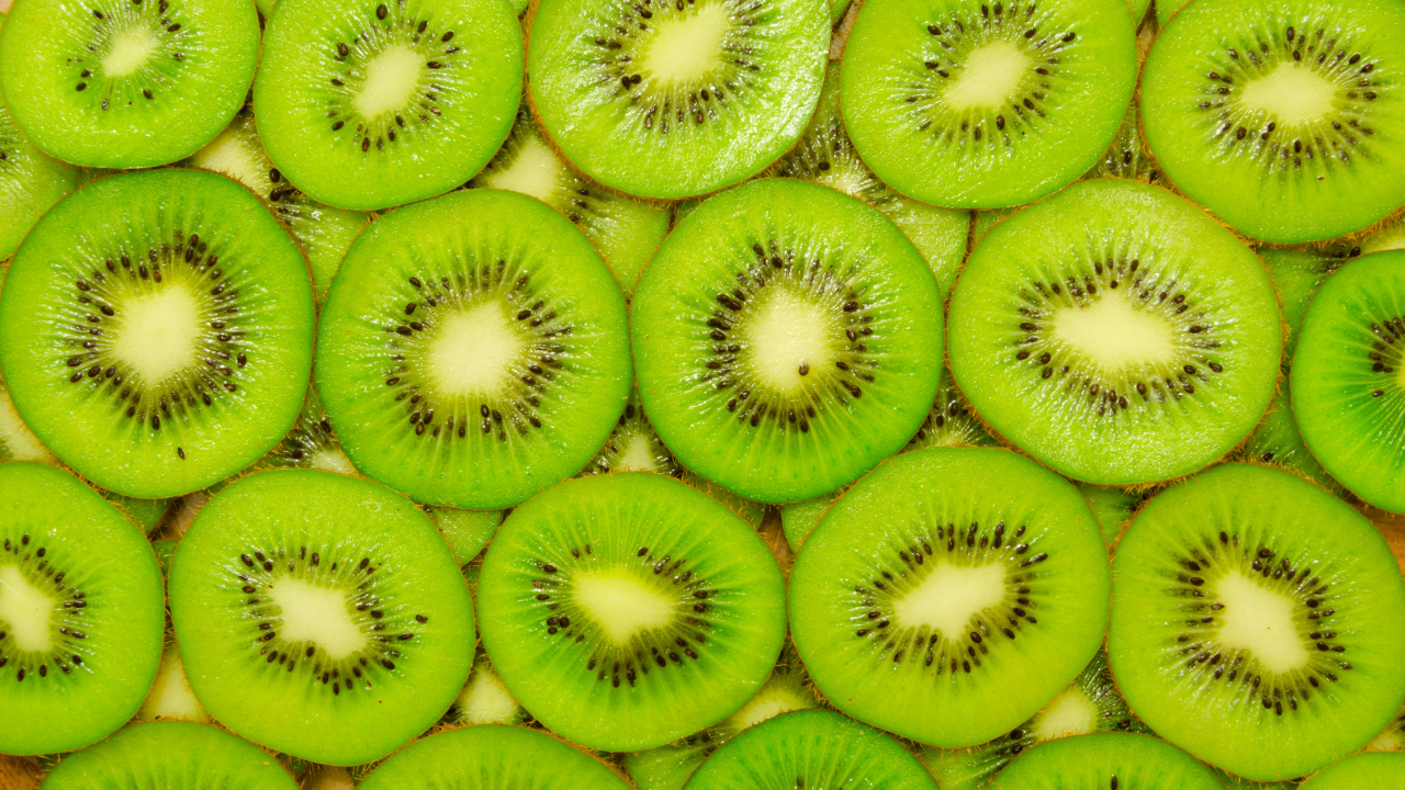 Фон из сочных кусочков киви крупным планом