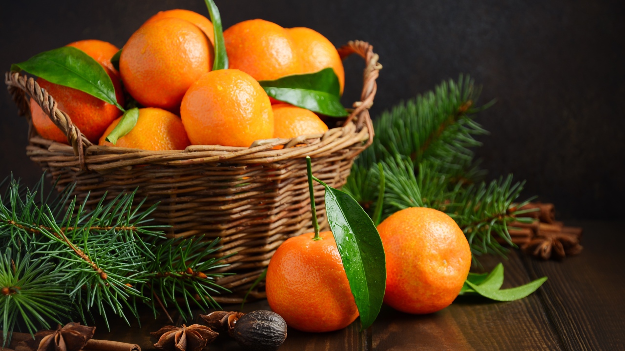 Корзина с мандаринами на столе со специями