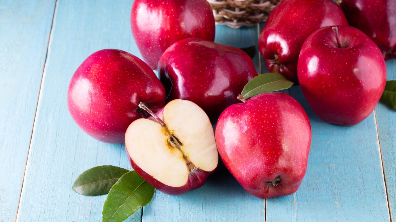 Красивые спелые красные яблоки на столе