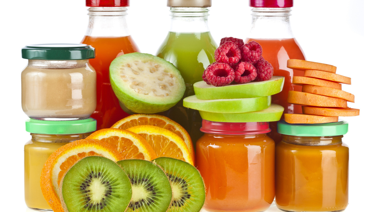 Фруктовый сок и пюре на белом фоне с фруктами