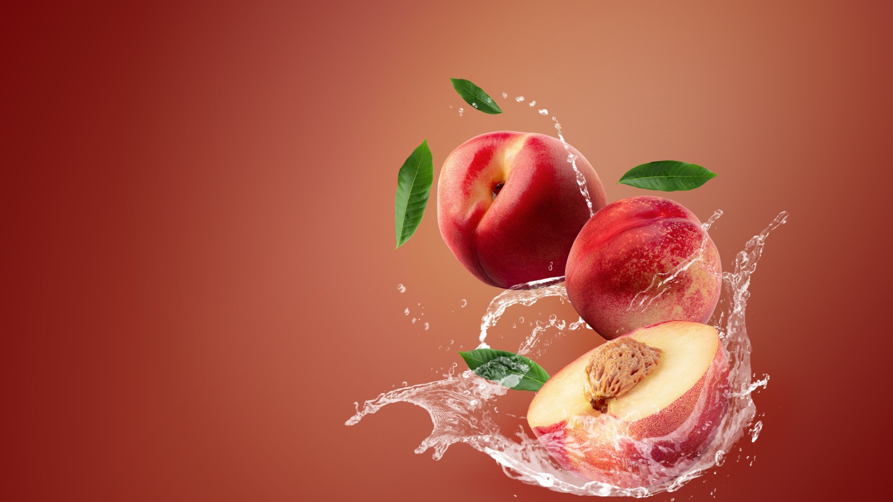 Нектарин в воде на розовом фоне