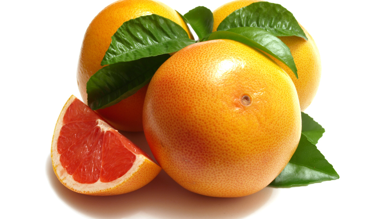 Оранжевые грейпфруты на белом фоне