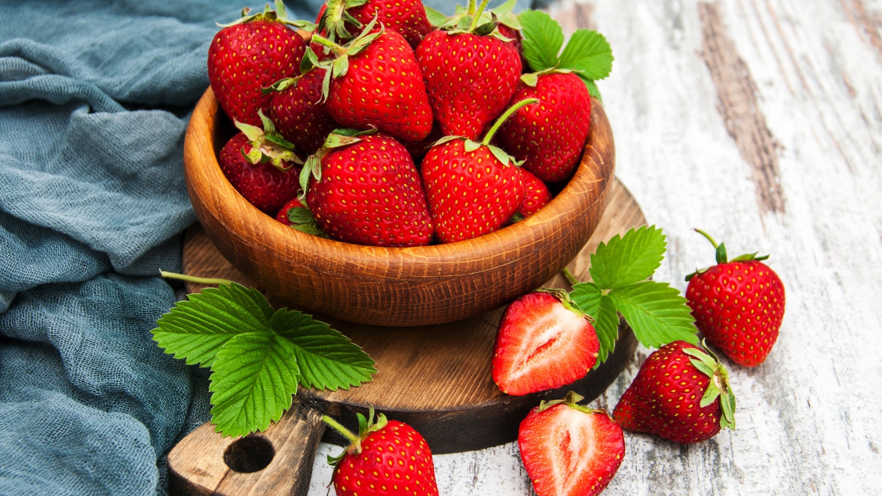 Спелая клубника на столе в деревянной миске