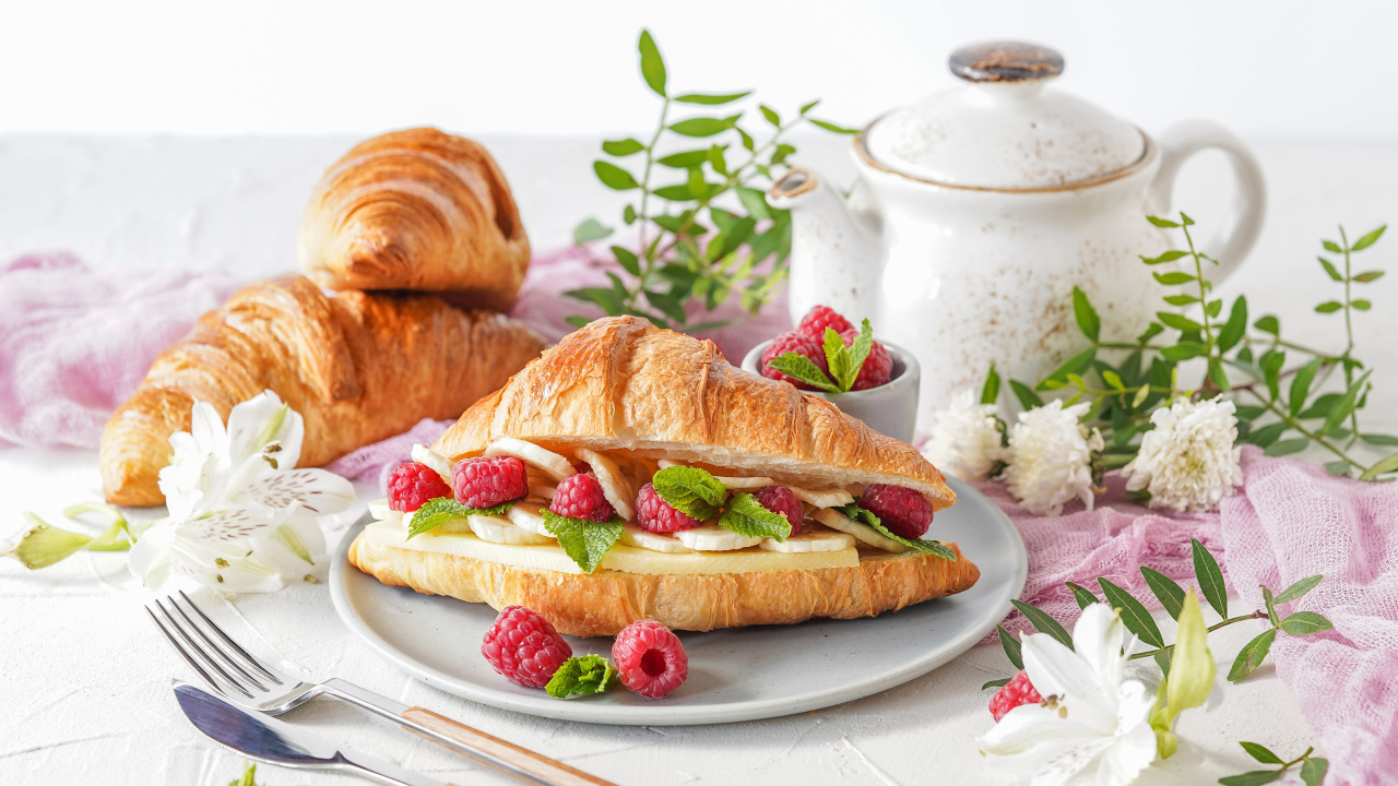 Бутерброд из круассана с ягодами малины и бананами