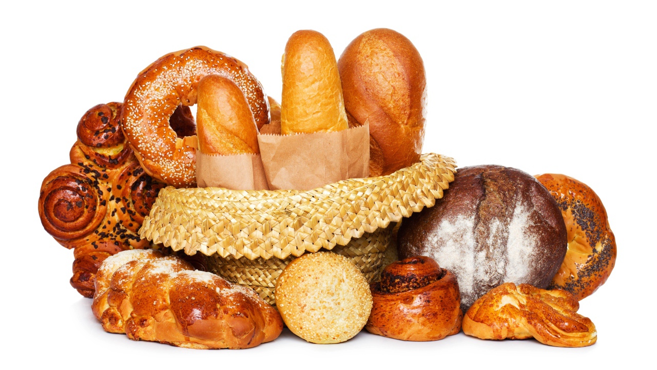 Свежие хлебобулочные изделия на столе на белом фоне 