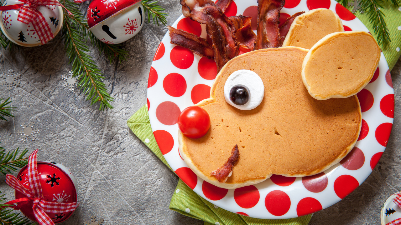 Оладьи на тарелке с беконом на новый год 
