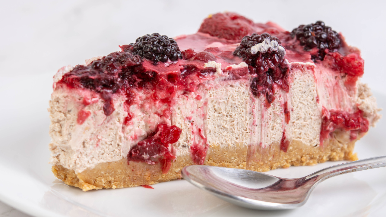 Кусок вкусного чизкейка с ягодами черники 