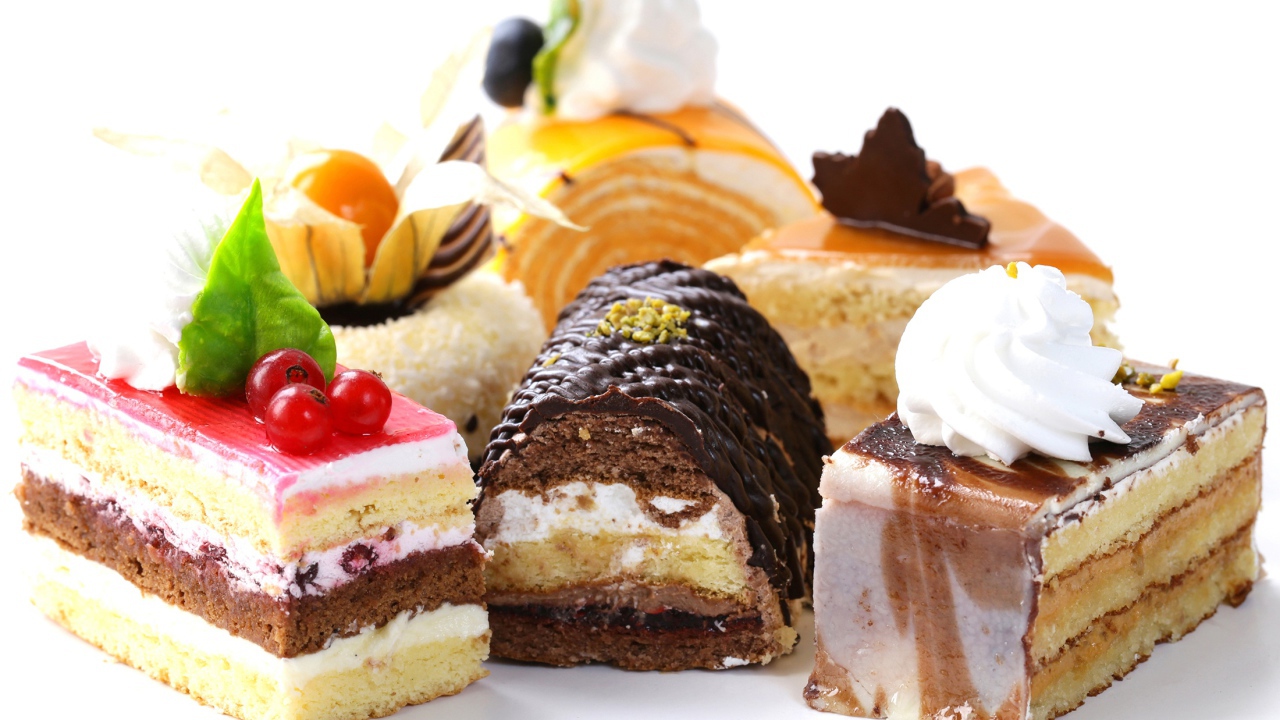 Аппетитные пирожные на белом фоне