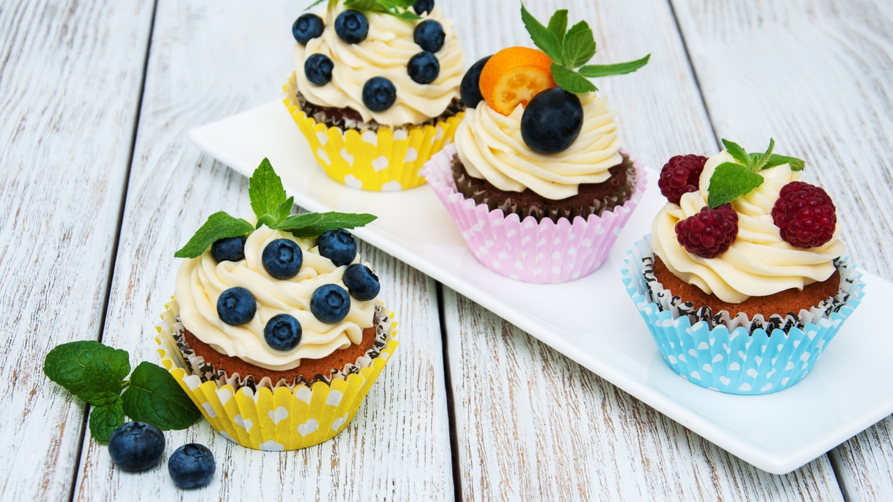 Аппетитные сладкие кексы с ягодами и сливочным кремом