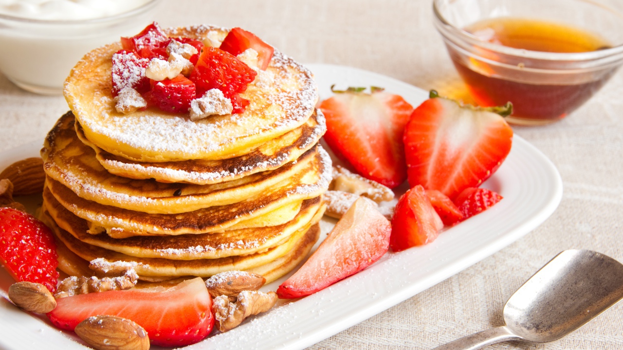 Аппетитные сладкие оладьи с сахарной пудрой и клубникой