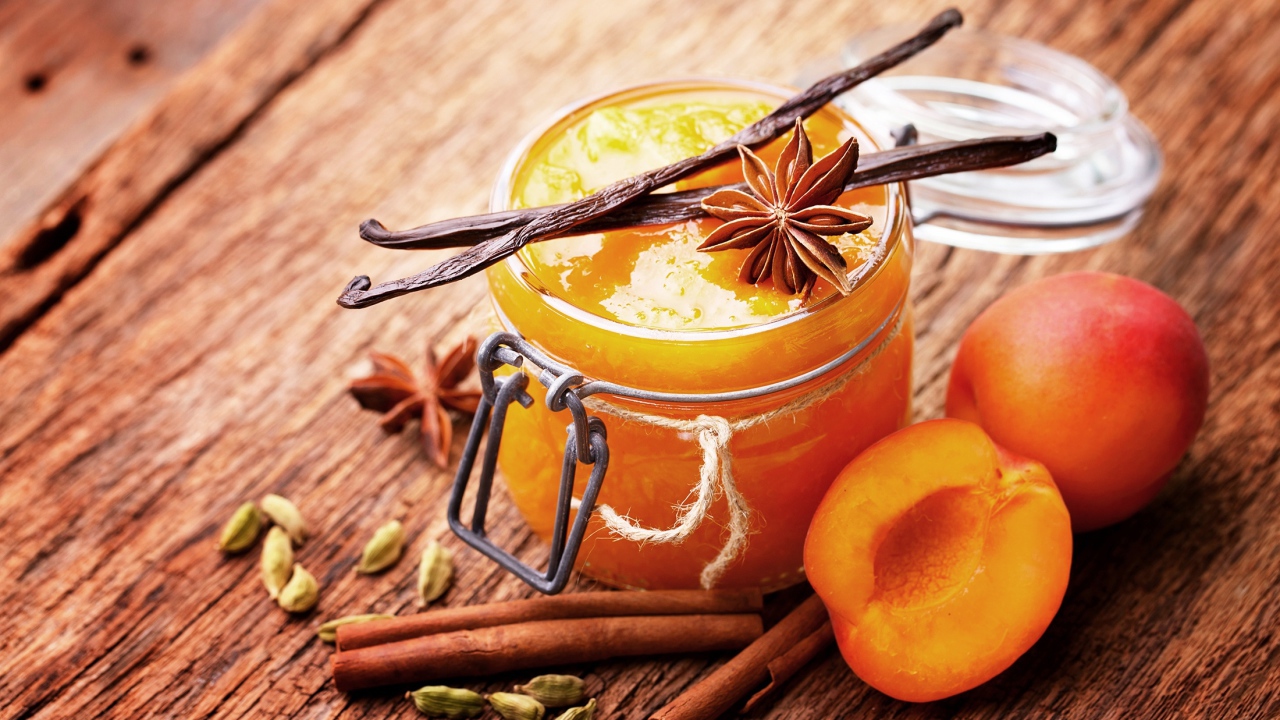Абрикосовый джем на столе с ванилью, корицей и бадьяном 