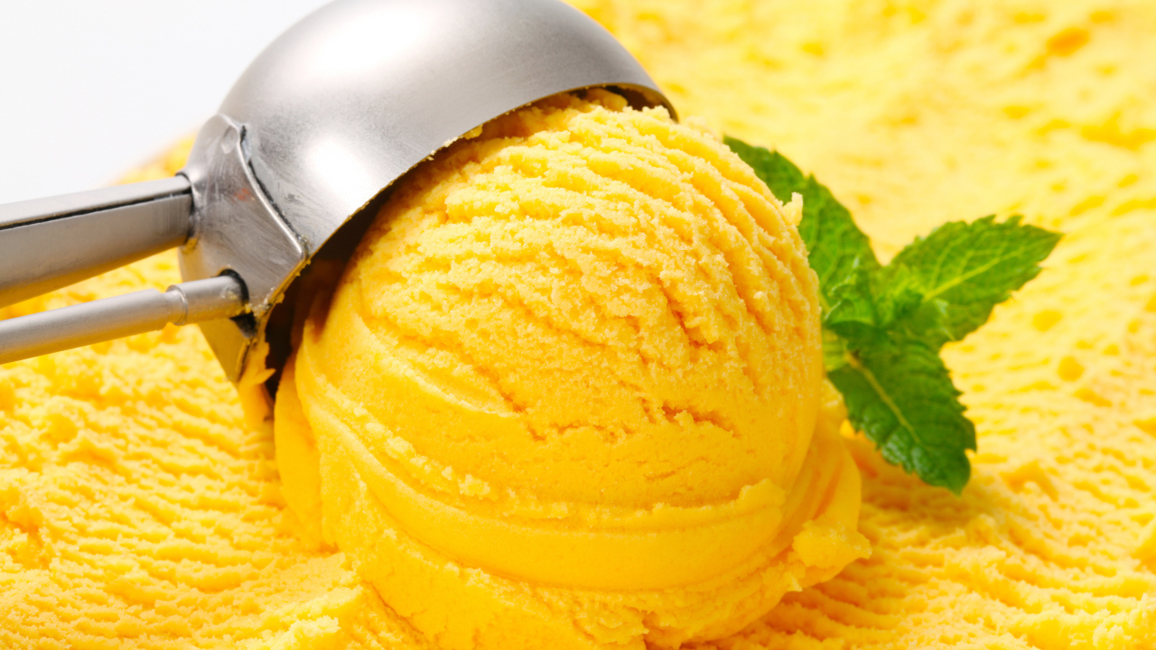 Шарик апельсинового мороженого с мятой 