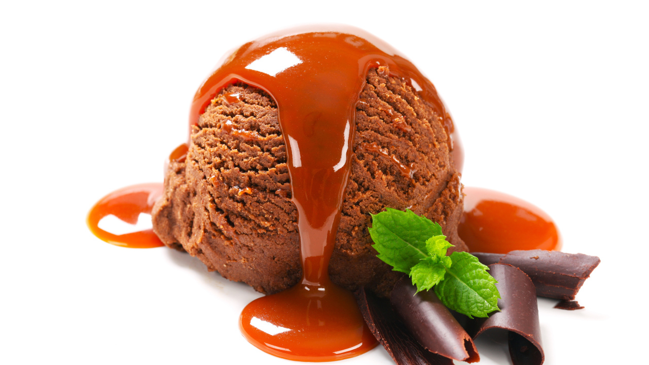 Шарик шоколадного мороженого с карамелью на белом фоне