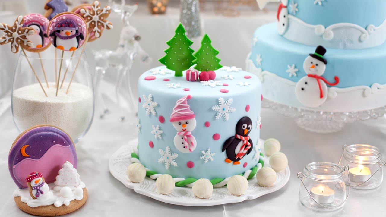 Красивые торты на столе на Новый год 