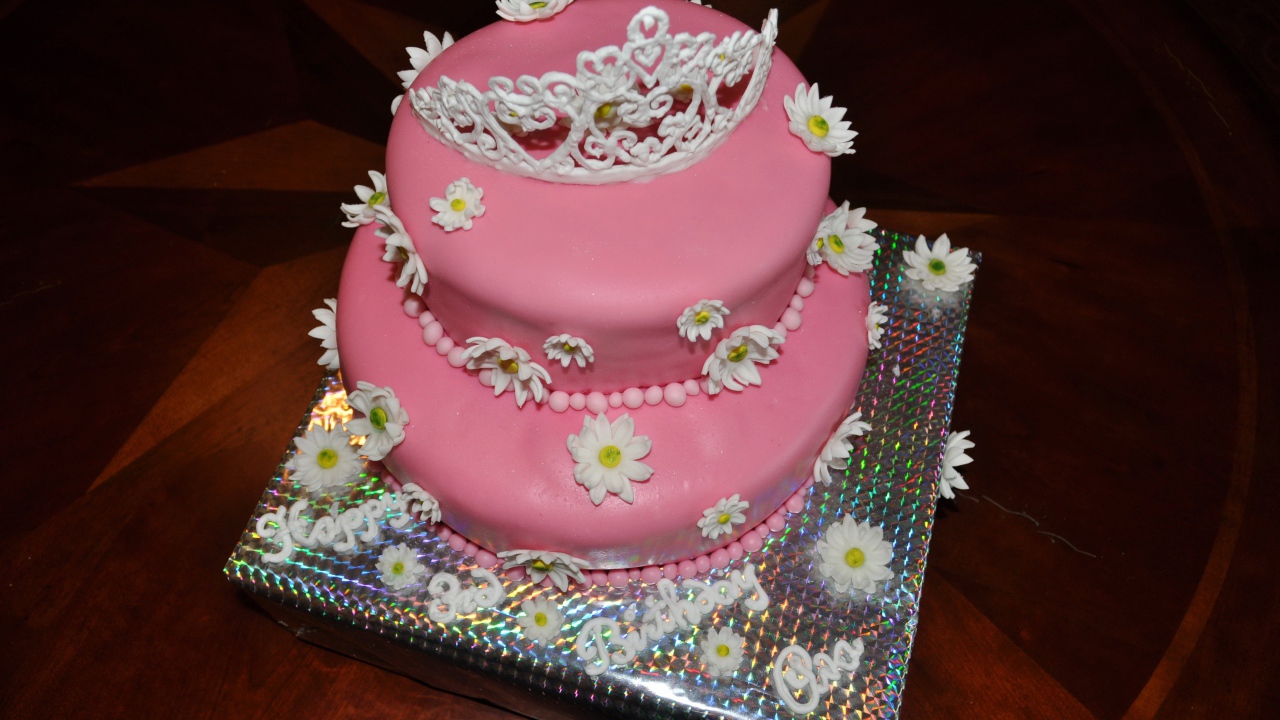 Большой розовый торт с ромашками и короной для маленькой девочки 