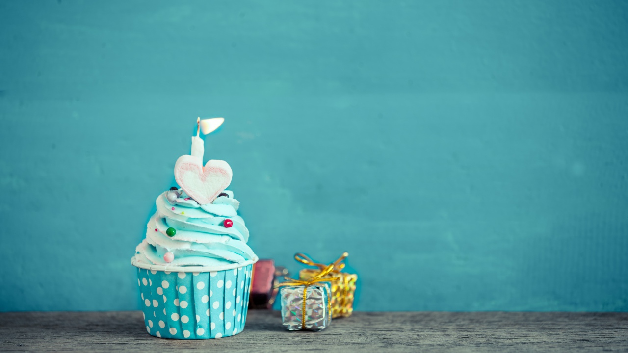 Капкейк с голубым кремом и маленькими подарками