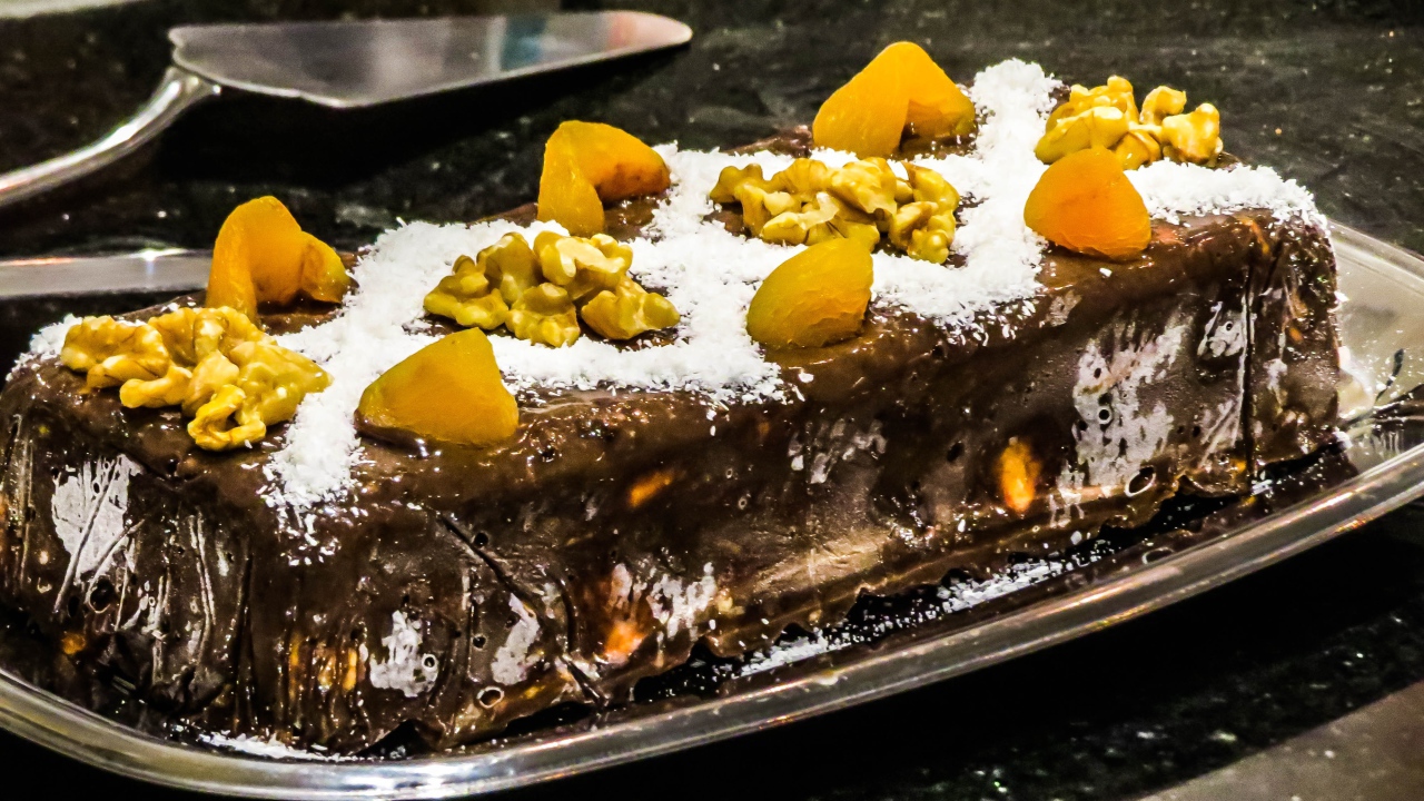 Торт с шоколадом, курагой и грецкими орехами