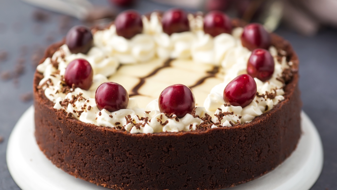 Шоколадный пирог с кремом и ягодами черешни