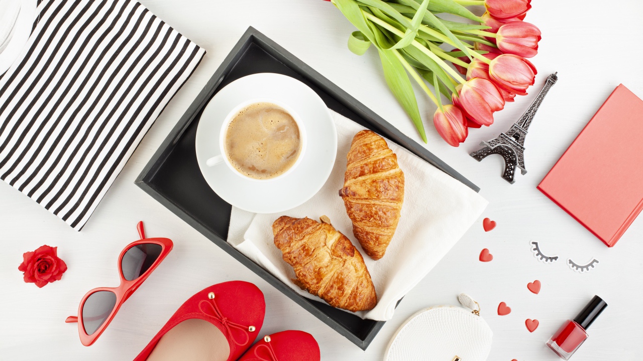 Кофе и круассаны на столе с букетом для любимой